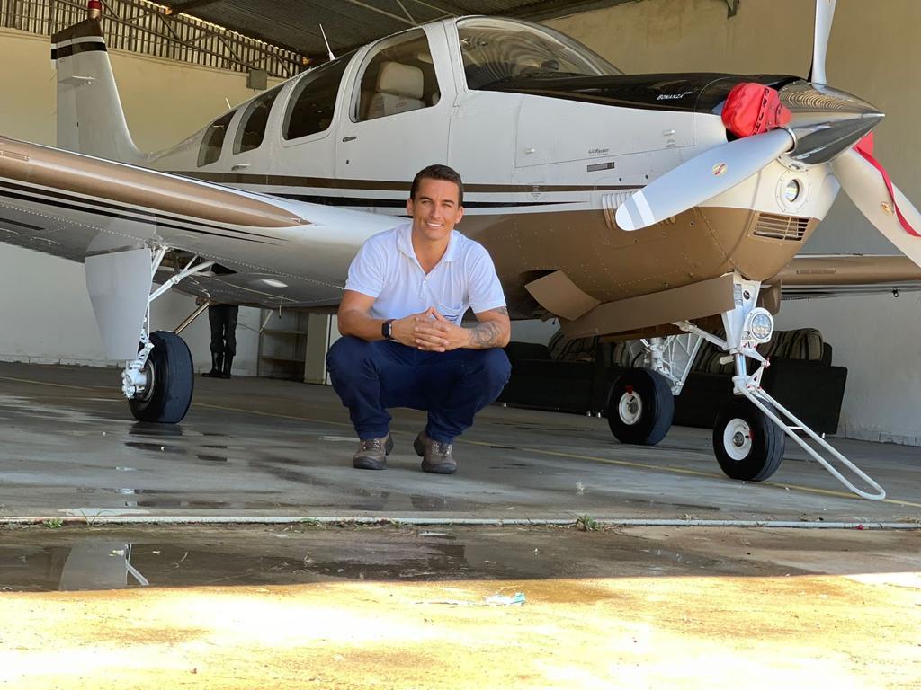Saymon Alvernaz com aeronave que prestou serviço